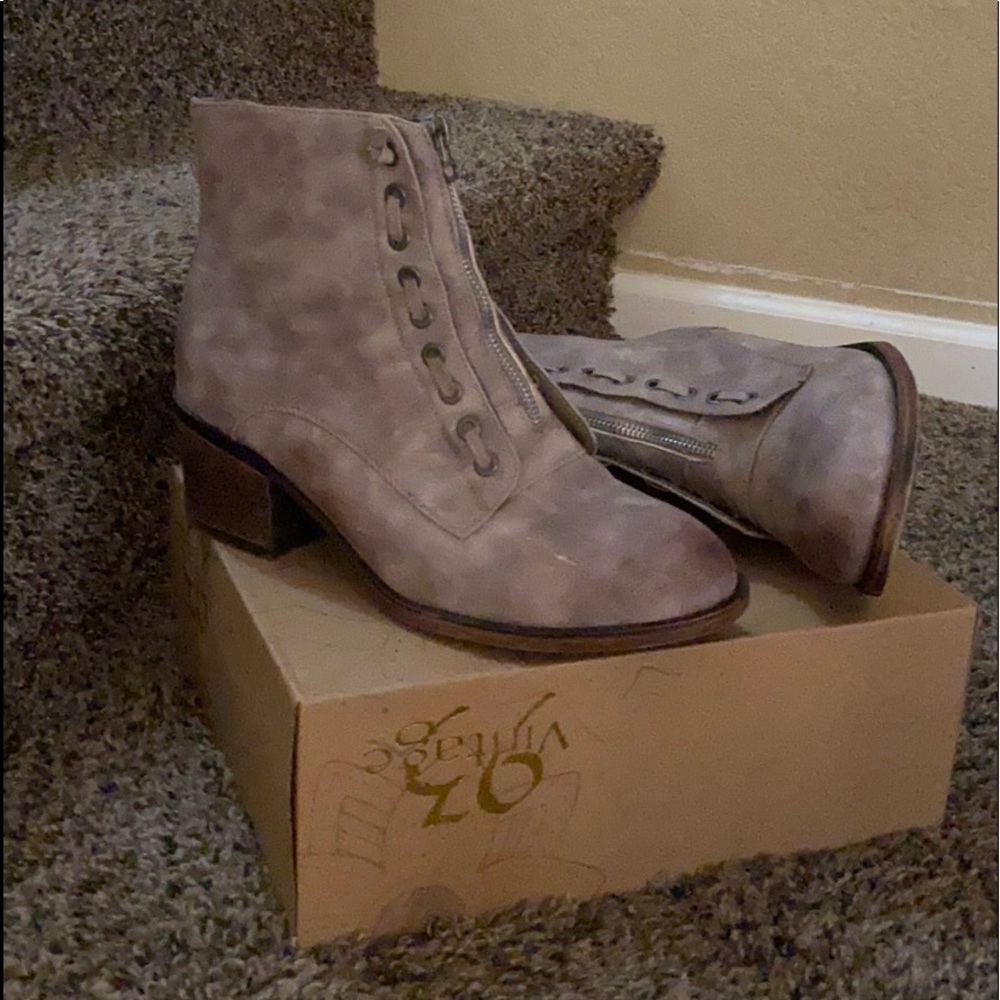 Mini boots with a heel!